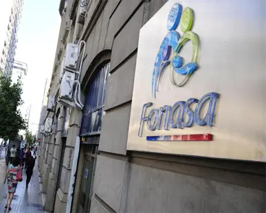 Equipo clínico en moderna sala de procedimientos estéticos